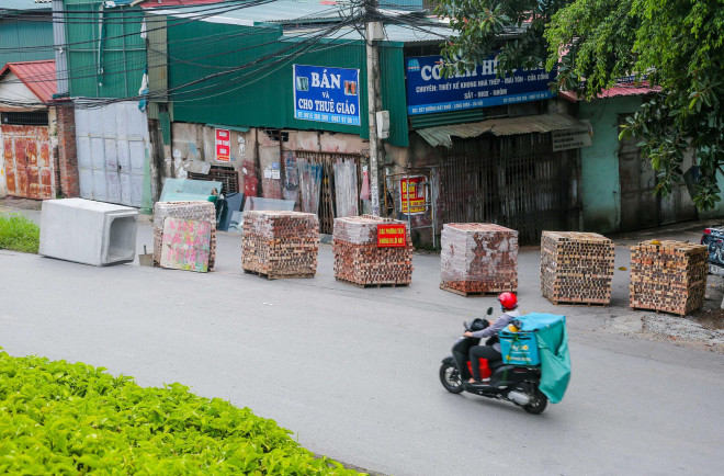 Tại một chốt cứng trên đường Bát Khối, lực lượng chức năng của phường đã dựng nhiều kiện gạch chặn lối đi nhằm hạn chế người ra ngoài