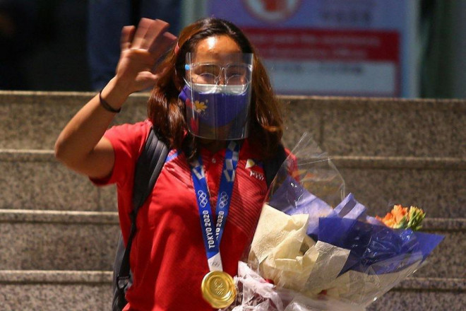 Hidilyn Diaz trong ngày trở về Philippines