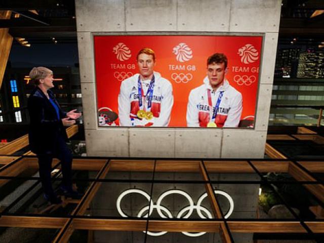 Thể thao - "Đỏ mặt" Olympic: 2 kình ngư Anh đẹp trai bị hỏi khó trên truyền hình