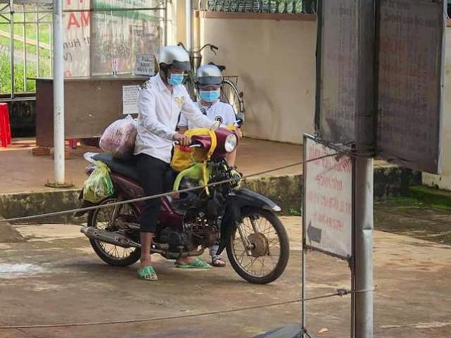 Tin tức trong ngày - Tin tức 24h qua: 2 bạn trẻ mất việc được người dân góp tiền mua tặng xe máy về quê