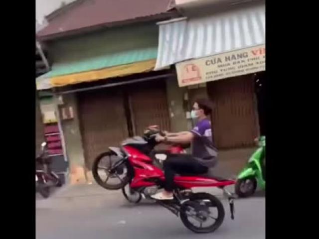 Tin tức trong ngày - Clip: “Biểu diễn” bốc đầu xe máy exciter trên phố, tài xế lĩnh ngay tai họa