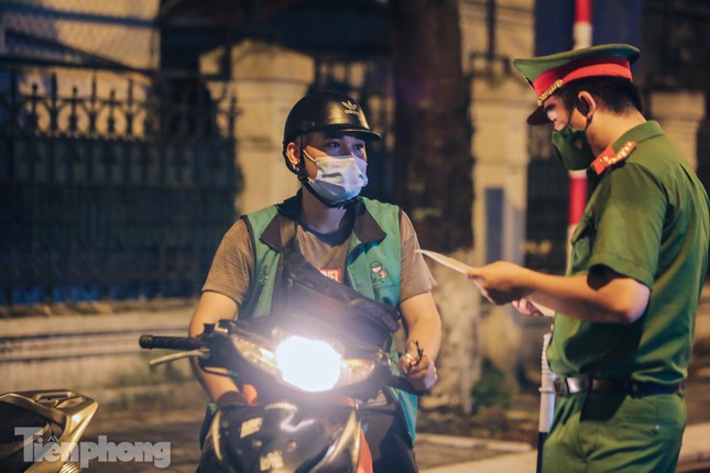 Trong đó, 111 trường hợp không đeo khẩu trang nơi công cộng bị xử phạt 184 triệu đồng. 384 hành vi vi phạm khác liên quan phòng, chống dịch COVID-19 (không thực hiện biện pháp cách ly; tập trung đông người nơi công cộng; ra khỏi nhà khi không cần thiết; đeo khẩu trang không đúng quy cách...) bị xử phạt tổng số tiền gần 643 triệu đồng.&nbsp;Cơ quan chức năng cũng xử phạt một cơ sở không chấp hành việc tạm dừng hoạt động kinh doanh 30 triệu đồng đồng.