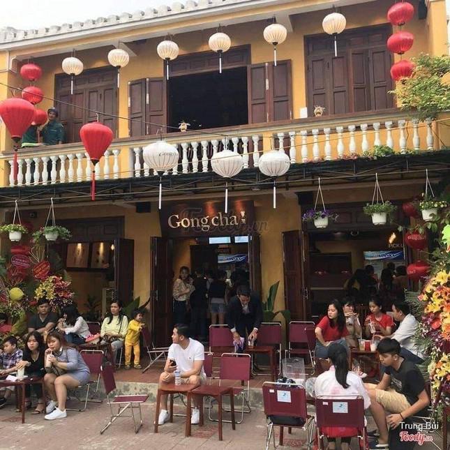 Gong Cha gây ấn tượng mạnh vì tấm biển gần như hoàn toàn hòa mình vào nét kiến trúc cổ kính của Hội An.