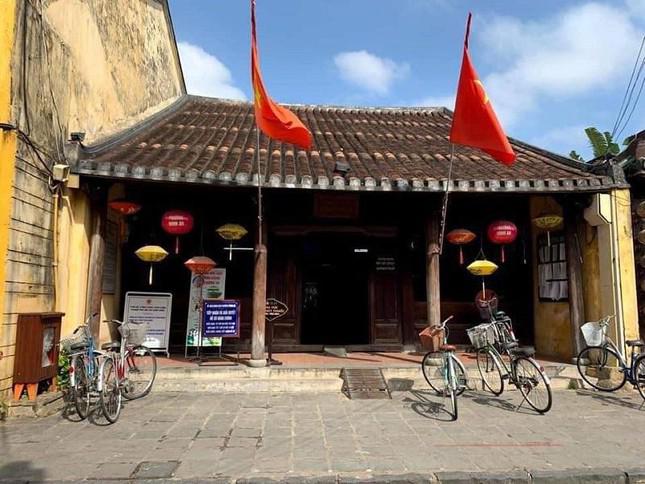 Và "bá đạo" nhất là đây - trụ sở Ủy ban Nhân dân Phường.