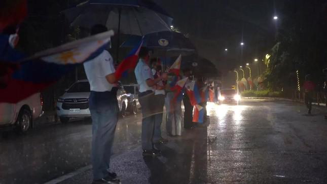 Người dân đứng hai bên đường vẫy chào Hidilyn Diaz