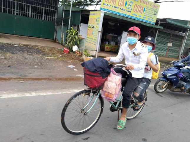 Sau khi đi bộ từ Bình Phước qua đầu Đắk Nông, Đủ và Huyền may mắn được người dân tặng xe đạp để đi tiếp