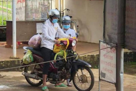 Thương 2 bạn trẻ đi bộ hơn 500 km về quê, người dân góp tiền mua tặng xe máy