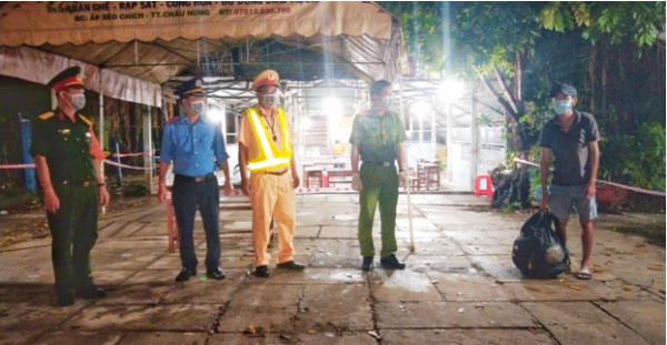 Anh V. tại chốt kiểm soát dịch ấp Xẻo Chích, thị trấn Châu Hưng&nbsp;(Vĩnh Lợi, Bạc Liêu).