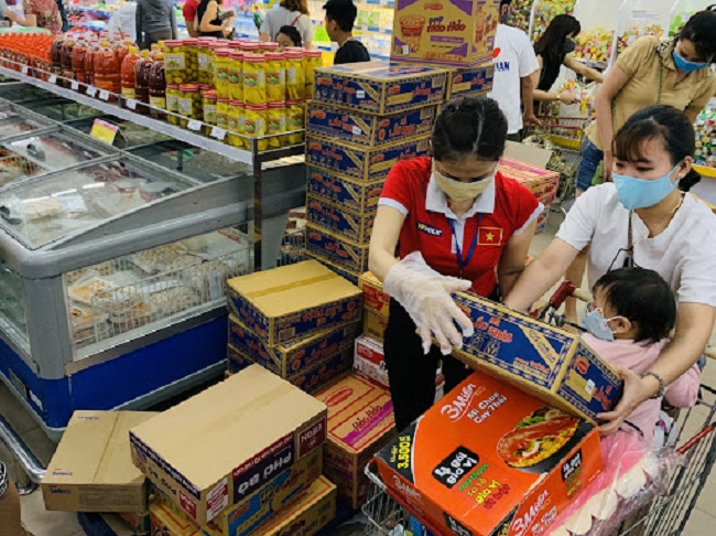 Nhiều doanh nghiệp sản xuất mì gói "ăn nên làm ra" do sản lượng tiêu thụ mì trên thị trường tăng cao&nbsp;