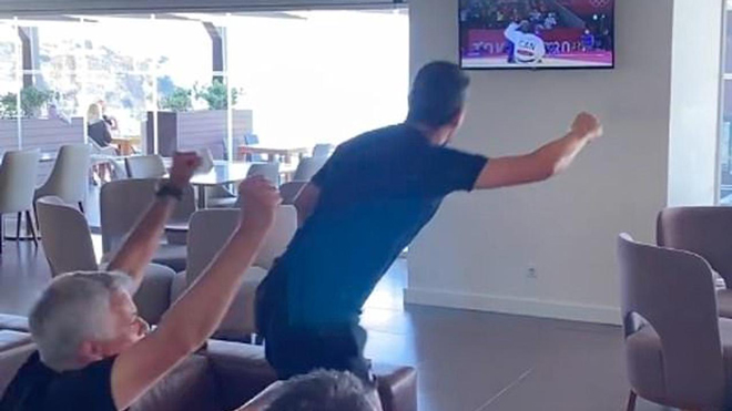 Mourinho và trợ lý ăn mừng tấm HCĐ Olympic đầy cảm xúc