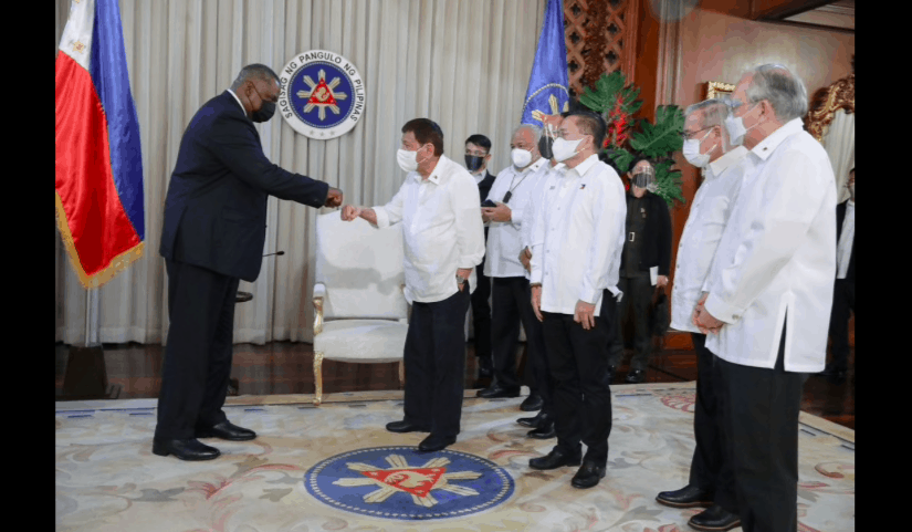 Bộ trưởng Quốc phòng Mỹ Lloyd Austin trong cuộc tiếp kiến Tổng thống Philipines Rodrigo Duterte ngày 29/7. (Ảnh: Reuters)