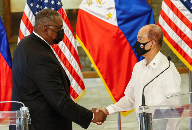 Bộ trưởng Quốc phòng Mỹ Lloyd Austin bắt tay người đồng cấp Philippines Delfin Lorenzana sau cuộc họp ở Manila - Philippines hôm 30-7 Ảnh: REUTERS