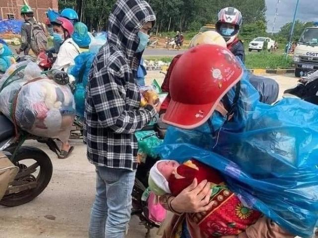 Tin tức trong ngày - Tin tức 24h qua: Em bé 10 ngày tuổi cùng bố mẹ vượt dặm trường ​​​​​đi xe máy từ Bình Dương về Nghệ An