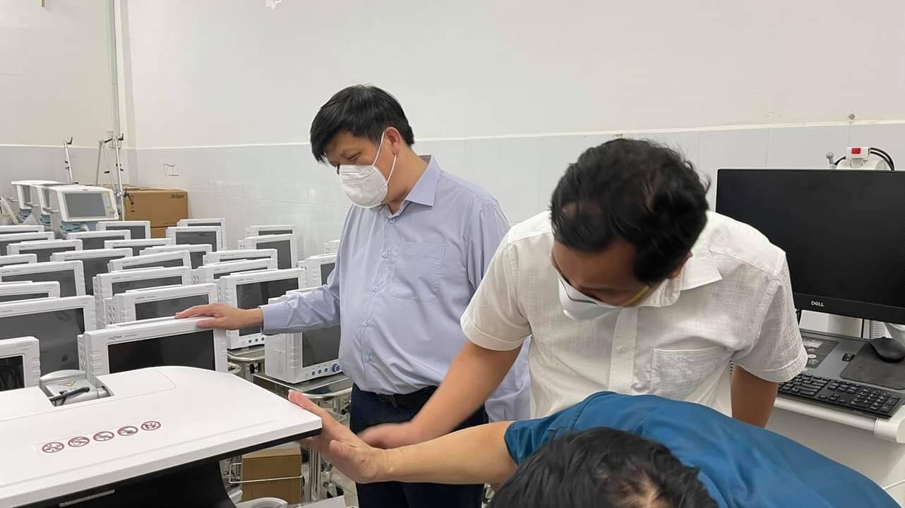 Bộ trưởng Y tế Nguyễn Thanh Long (bên trái) kiểm tra trang thiết bị y tế để phục vụ công tác chống dịch COVID-19.&nbsp;