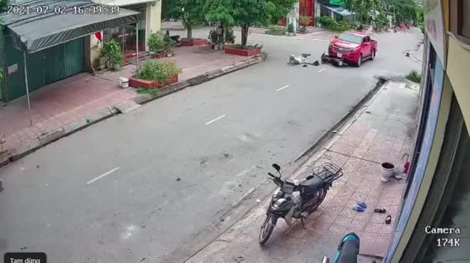 Lái xe máy bị ô tô tông bay xa chục mét.