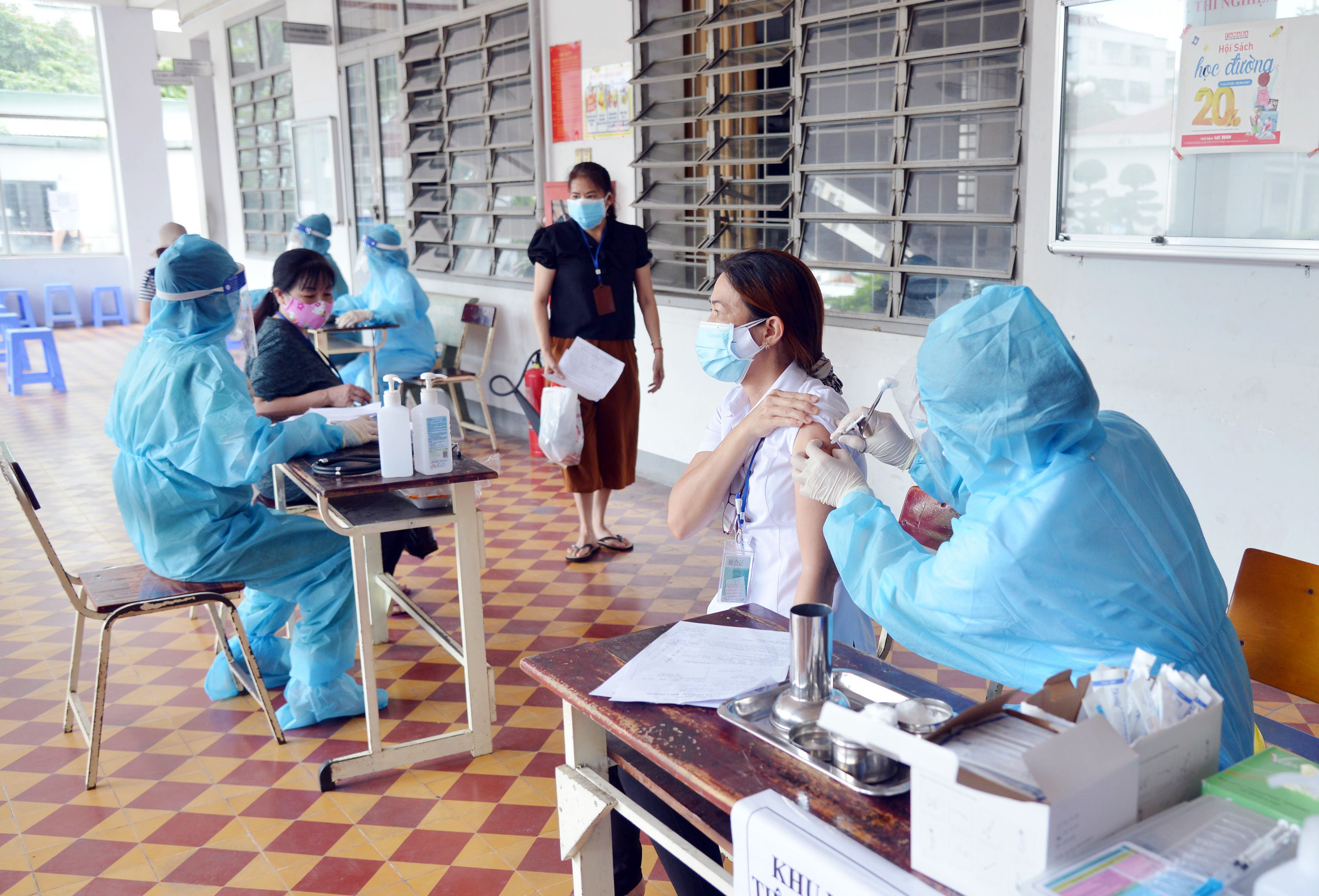Ngày 31/7, ghi nhận tại một số điểm tiêm vắc xin COVID-19 ở TP.HCM đều tuân thủ nghiêm quy định phòng dịch. Tại điểm tiêm trường THPT Trường Chinh (phường Tân Hưng Thuận, quận 12), người dân xếp hàng trật tự, chờ đến lượt tiêm.