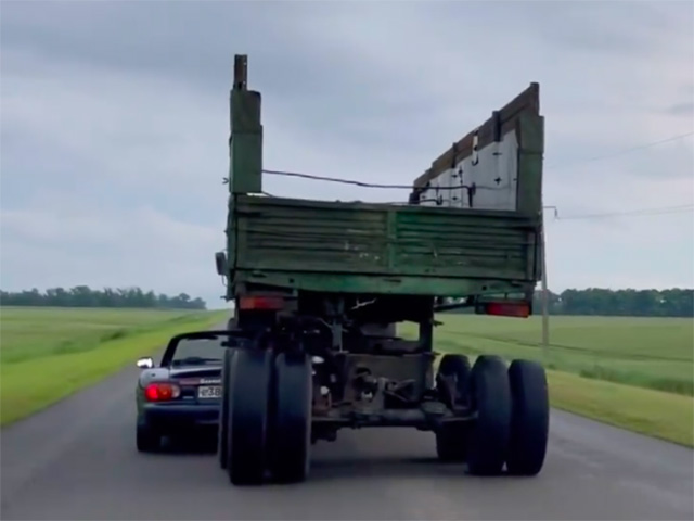 Tin tức ô tô - Bắt chước "Fast &amp; Furious", thanh niên cầm lái Mazda Miata chui gầm xe đầu kéo