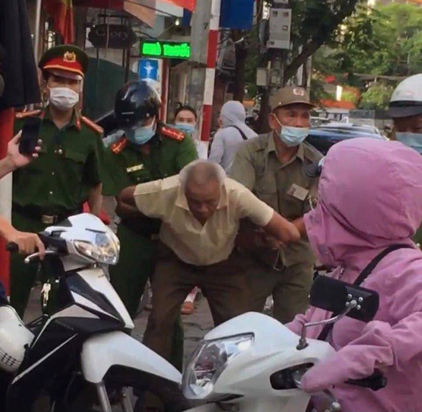 Ông H. không đeo khẩu trang, cầm mũ cối tấn công cảnh sát bị đưa về phường.