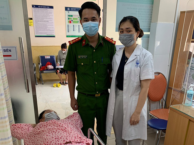 Công an phường Xuân Tảo (Bắc Từ Liêm, Hà Nội) giúp đỡ 2 mẹ con sản phụ mẹ tròn con vuông.