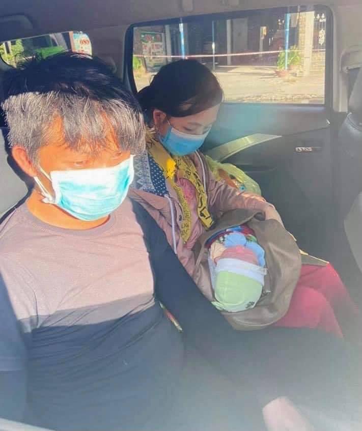 Vợ chồng anh Xò cùng con nhỏ đã được đưa lên xe ô tô về quê.