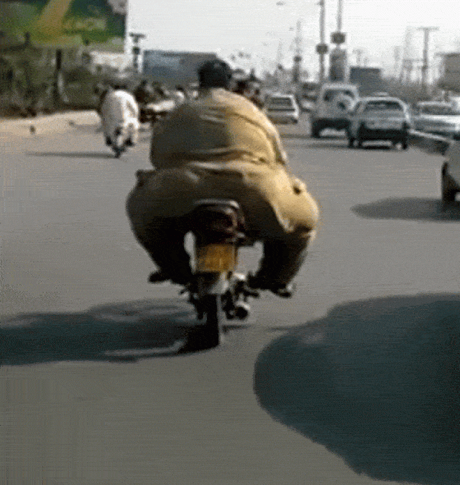 Video: Người đàn ông quá béo ngồi lên, chiếc xe nổ máy như “nghẹn nấc” chạy ì ạch - 1
