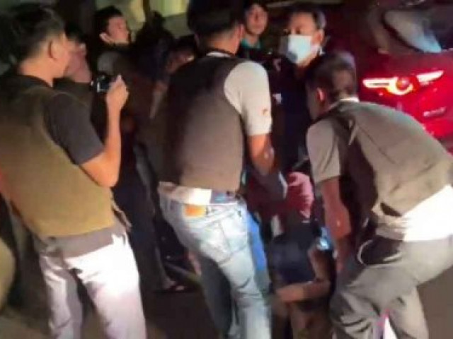 Pháp luật - Clip: Cận cảnh màn vây bắt nhóm đối tượng buôn ma túy thủ "hàng nóng”