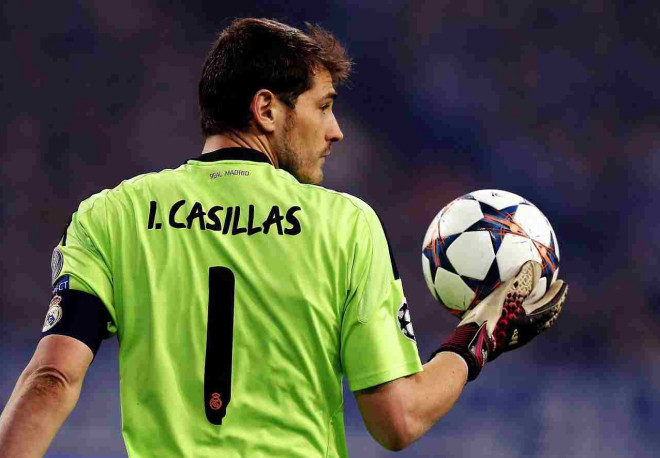 Thủ môn Casillas bị đẩy sau lưng đi khỏi Real. Ảnh: CGI.