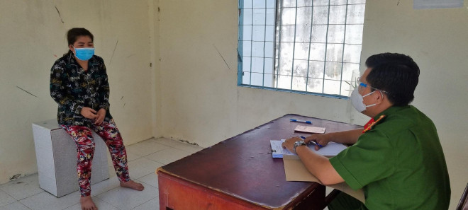 Trần Thị Hồng Oanh đang bị tạm giữ hình sự về hành vi chống người thi hành công vụ