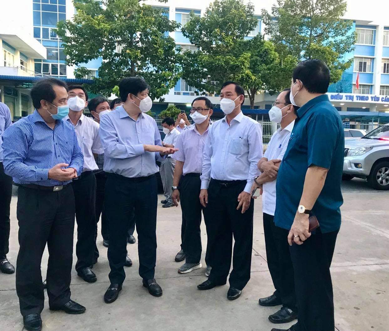 Lãnh đạo Bộ Y tế và tỉnh Tiền Giang khảo sát địa điểm thiết lập trung tâm hồi sức COVID-19.