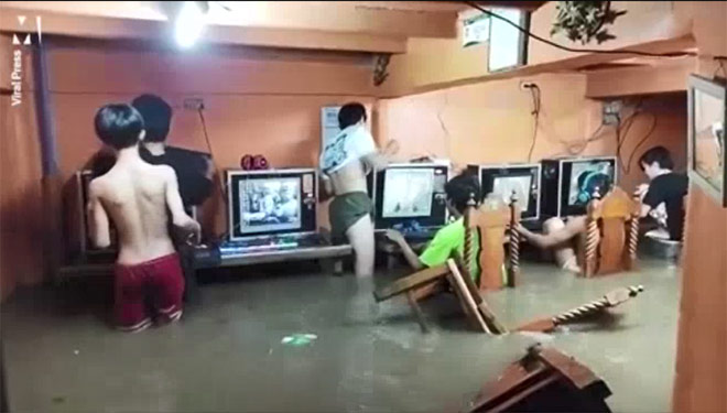 Clip: Nước ngập đến mông, đám thanh niên vẫn hồn nhiên ngồi chơi game - 1