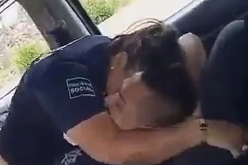 Cặp đôi cảnh sát :quan hệ" trên xe bị người đi đường quay video mà không hay biết. Ảnh: Newsflash
