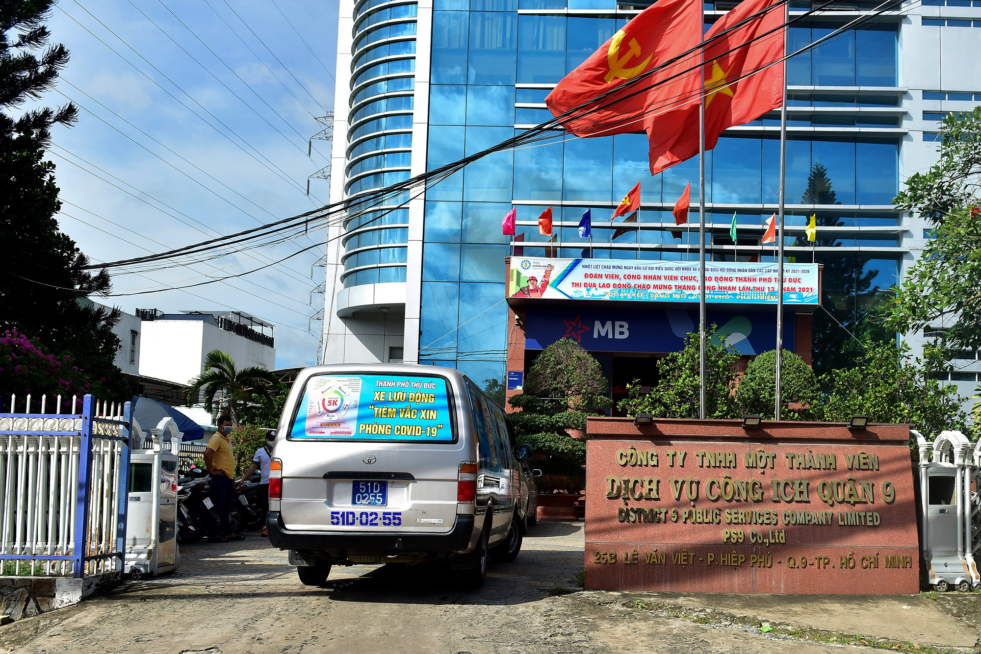 Ảnh: Ngày đầu làm việc của đội tiêm vắc xin phòng COVID-19 lưu động đến tận điểm cách ly, khu dân cư ở TP.HCM - 3