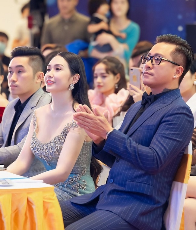 Hương Baby cho biết ông xã đã giúp đỡ cô rất nhiều trong công việc kinh doanh: &#34;Lần này, khi tôi kinh doanh, ông xã cho tôi nhiều lời khuyên hữu ích. Anh khuyên tôi nên đầu tư cơ sở vật chất hiện đại, đào tạo đội ngũ nhân viên kinh nghiệm, chăm sóc khách hàng chu đáo. Anh dặn tôi làm gì cũng phải minh bạch, làm đúng pháp luật, đúng đạo đức&#34;, hot girl một thời chia sẻ.
