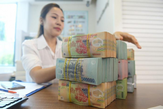 Sau khi Ngân hàng Nhà nước và Hiệp hội Ngân hàng kêu gọi hạ lãi suất, các ngân hàng đã giảm trung bình khoảng 1% lãi suất cho khách hàng