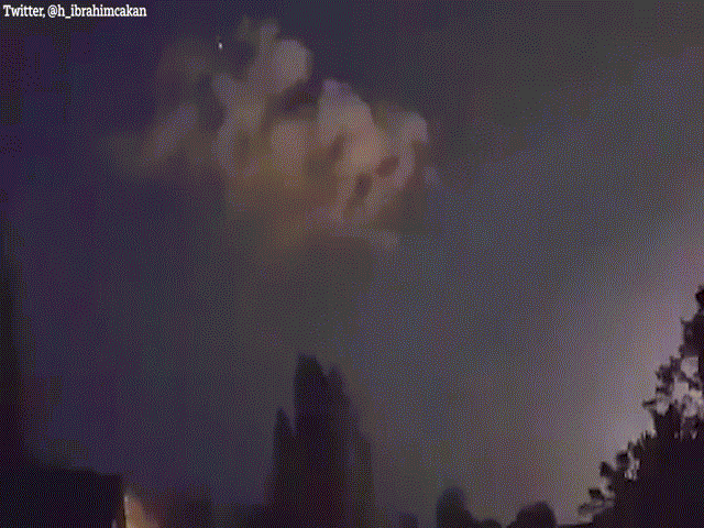 Phi thường - kỳ quặc - Video: Bầu trời bỗng rực sáng màu xanh kèm theo tiếng nổ lớn