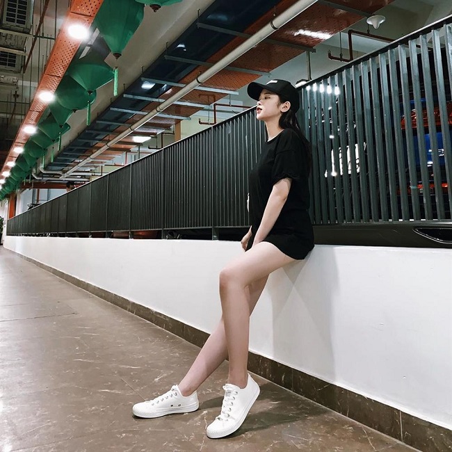 Cách tạo dáng của Linh Ka không phản cảm mà khoe được lợi thế đôi chân nuột nà.
