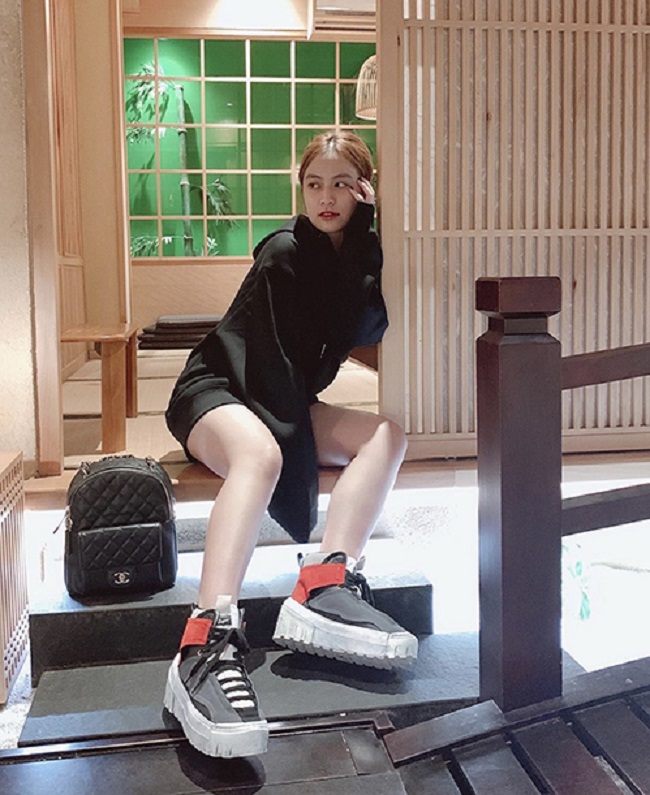 Hoàng Thuỳ Linh với phong cách năng động khi diện áo hoodie có mũ, short, giày thể thao và balo Chanel tiệp màu.
