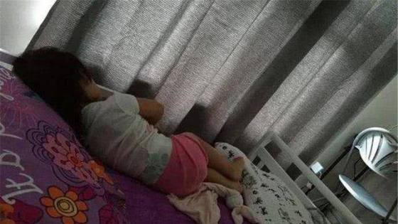 Con gái liên tục than giường quá chật dù ngủ một mình, sự thật phía sau khiến bà mẹ bật khóc - 1