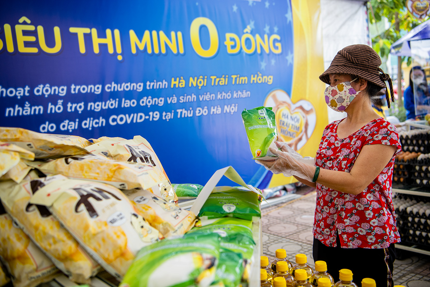 “Siêu thị mini 0 đồng’’ đầu tiên tại Hà Nội đã chính thức hoạt động, vị trí thí điểm đầu tiên tại khu vực sân trụ sở UBND phường Đức Thắng (Bắc Từ Liêm).