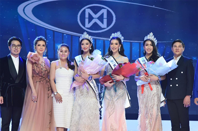 Xanita (đứng thứ 4 từ trái sang) - Nữ sinh viên năm hai Trường ĐH Công nghệ GTVT đăng quang Á hậu cuộc thi Miss World Lào năm 2019