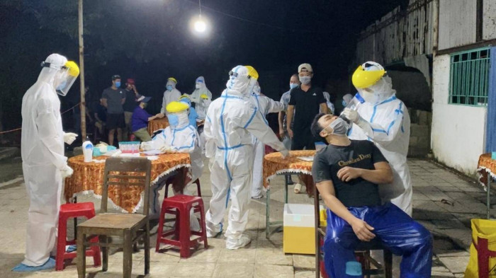 Lực lượng chức năng Đà Nẵng lấy mẫu xét nghiệm xuyên đêm tại khu vực cảng cá liên quan ca nghi nhiễm.