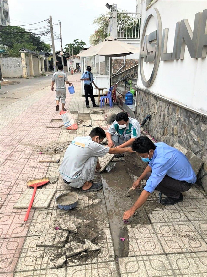 Đội ngũ kỹ thuật Công ty Savista đang xử lý mặt hè&nbsp;