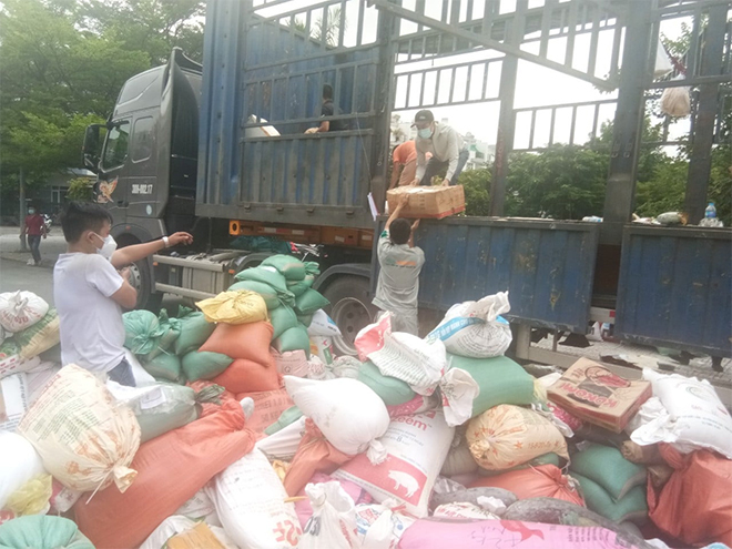 Các nhân viên quản lý tòa nhà hỗ trợ vận chuyển hàng cứu trợ