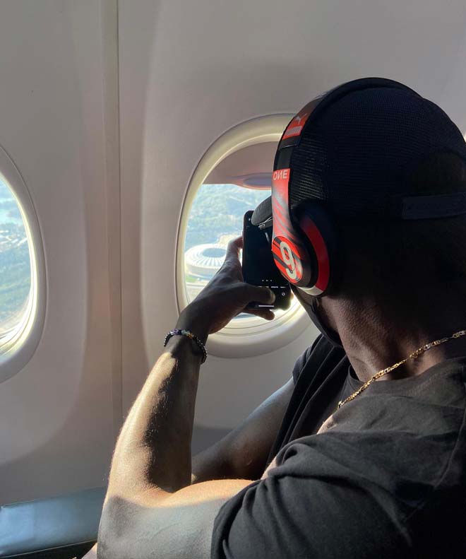 Balotelli chụp ảnh SVĐ của Adana Demirspor từ máy bay