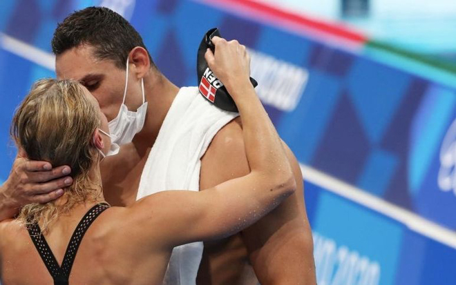 Nụ hôn xuyên biên giới ở Olympic: Kình ngư Pháp ôm hôn người đẹp Đan Mạch - 3