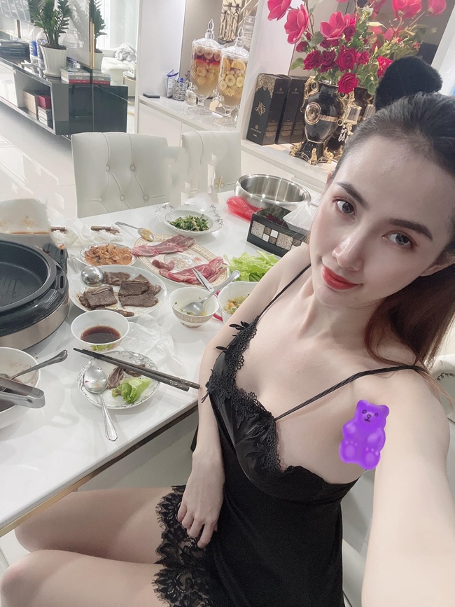 Trang phục mặc nhà của người đẹp phim Kiều @ thu hút sự chú ý của người hâm mộ. Theo đuổi phong cách gợi cảm, khi ở nhà Phan Thị Mơ hầu như chỉ mặc váy ngủ để thoải mái, tiện lợi cho các hoạt động cá nhân. 
