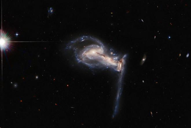 Bức ảnh độc đáo về thiên hà Arp 195, thực ra là 3 thiên hà đang hợp nhất - Ảnh: Hubble/NASA/ESA