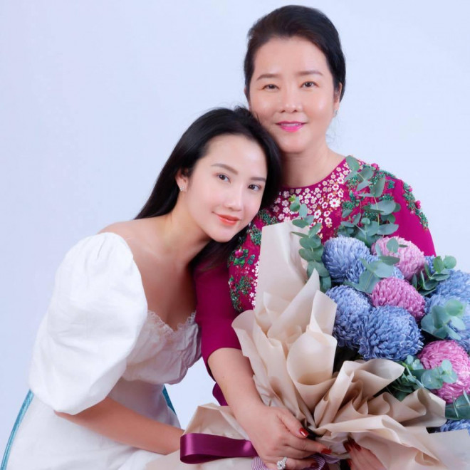 Mẹ của Primmy Trương là bà Võ Thị Xuân Trang- Hiệu trưởng trường John Robert Powers Việt Nam (JRP) - ngôi trường được mệnh danh chỉ dành cho "hội con nhà giàu".