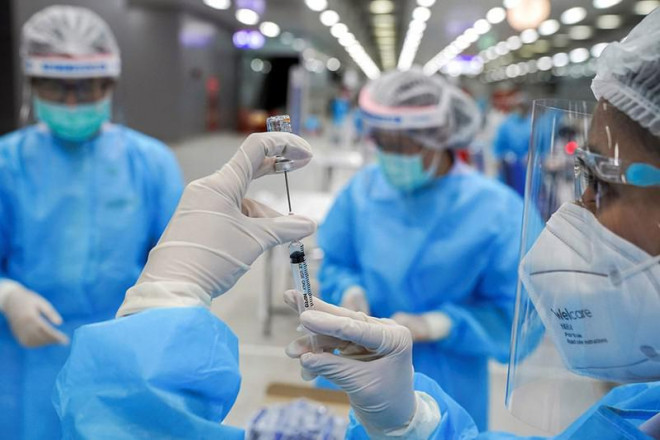 Nhân viên y tế Thái Lan tại một trung tâm tiêm phòng chuẩn bị vaccine ngừa COVID-19 để tiêm cho người dân thủ đô Bangkok ngày 25-7. Ảnh: REUTERS