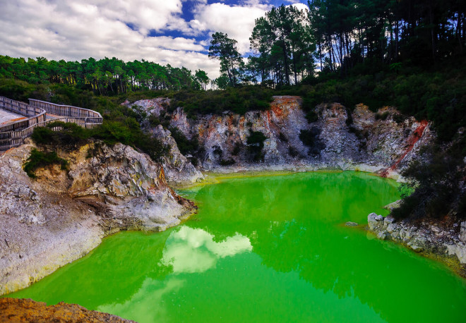 Nước của "Devil's Bath” (phòng tắm của quỷ) có màu xanh kỳ lạ, bắt mắt.